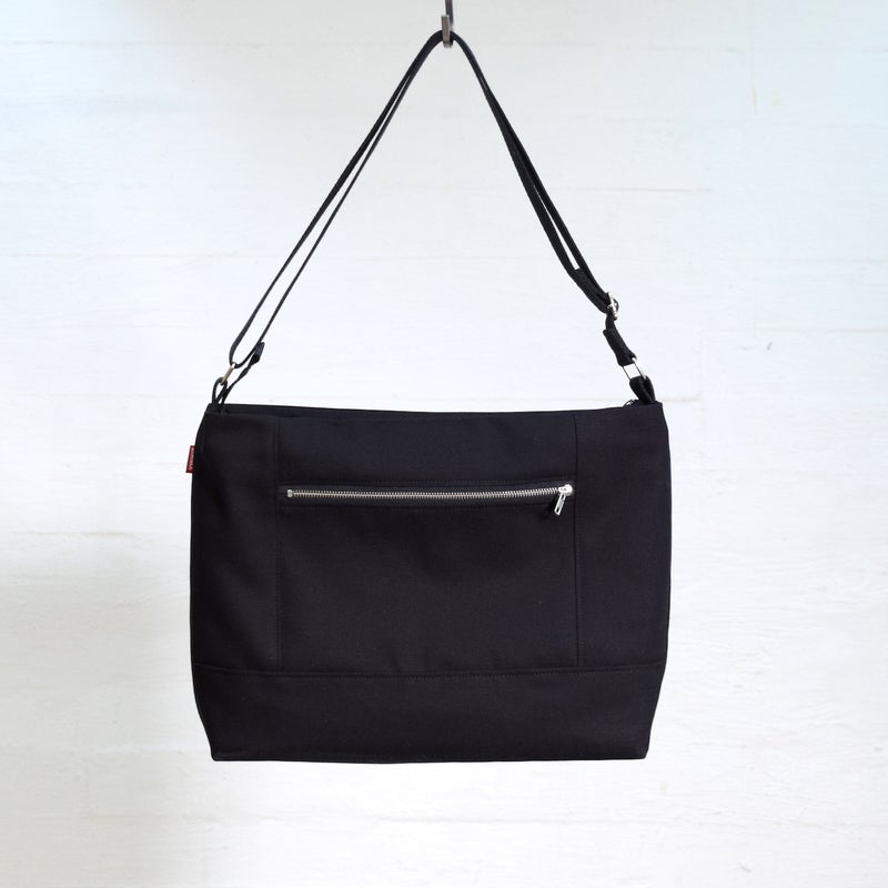 Riiminka Basic J&auml;tti Mainio olkalaukku, black series, all black